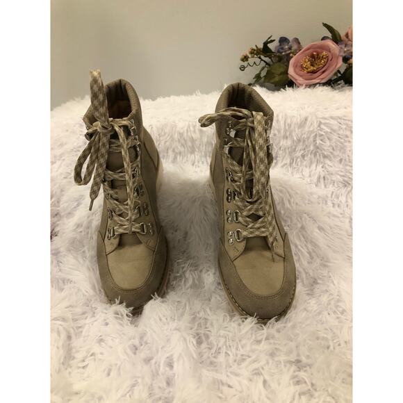 Crown Vintage Women’s Lace-up Boots 6M Faux Suede Upper Metal D Ring Lug Sole - Picture 3 of 10